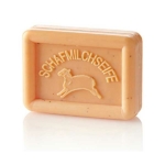 Dit zeepblok van schapenmelk Apricot met de geur van abrikozen wordt gemaakt op basis van natuurlijke ingrediënten. Er wordt gebruik gemaakt van hoge kwaliteit en plantaardige oliën zoals karitéboter, Oostenrijkse biologische schapenmelk, parfum & zout. De schapenmelk wordt geabsorbeerd in de diepere lagen van uw huid, verjongen en vullen het vochtgehalte in de huid aan.