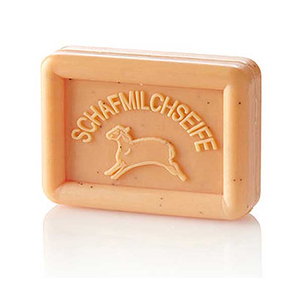 Dit zeepblok van schapenmelk Apricot met de geur van abrikozen wordt gemaakt op basis van natuurlijke ingrediënten. Er wordt gebruik gemaakt van hoge kwaliteit en plantaardige oliën zoals karitéboter, Oostenrijkse biologische schapenmelk, parfum & zout. De schapenmelk wordt geabsorbeerd in de diepere lagen van uw huid, verjongen en vullen het vochtgehalte in de huid aan.