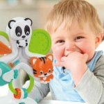 Een leuke ring-een-ring met dieren om peuters op de kinderstoel en tijdens de maaltijd te amuseren! De 3 grappige dieren draaien als in een ring-een-ring en draaien ook om zichzelf heen. Met 3 ringen en een kleine schroef om te draaien.