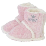 Wollige, warme slofjes in roze melee, gevoerd met zacht nepbont. De sluiting is van klitteband. Logo van BamBam is op de zijkant geborduurd in het grijs.