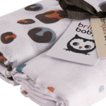 Handige en zachte hydrofiele multidoeken/swaddles van Briljant Baby met het design Africa Blue. Bestaand uit 2 designs: 1x met een eigentijdse panterprint in de kleuren bruin & blauw & 1x met vlekken in de kleur bruin en blauw