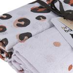 Handige en zachte hydrofiele multidoeken/swaddles van Briljant Baby met het design Africa Pink.  Bestaand uit 2 designs: 1x met een eigentijdse panterprint in de kleuren bruin & roze & 1x met vlekken in de kleur bruin en roze.