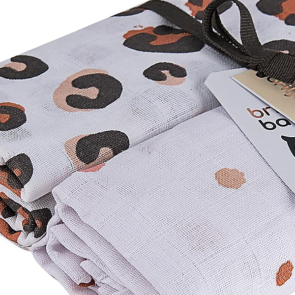 Handige en zachte hydrofiele multidoeken/swaddles van Briljant Baby met het design Africa Pink. Bestaand uit 2 designs: 1x met een eigentijdse panterprint in de kleuren bruin & roze & 1x met vlekken in de kleur bruin en roze.