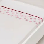 Dit geweldig mooie laken van het kwaliteitsmerk Briljant Baby is gemaakt van hoge kwaliteit katoen en is voorzien van leuke details. De roze bloemetjes zijn op het lakentje geborduurd.