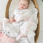 Handige en zachte hydrofiele swaddles/multidoek van Briljant Baby met het design Nijntje Grass. De multidoek wordt per stuk geleverd in een cadeauverpakking.