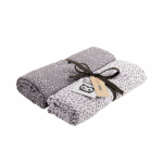 Handige en zachte hydrofiele swaddles/multidoek van Briljant Baby met het design Minimal Grey. De multidoeken hebben 2 uitvoeringen: een witte & een grijze.