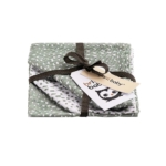 De hydrofiele washandjes Minimal Stonegreen van het merk Briljant Baby zijn erg zacht. Set bestaat uit 3 washandjes: 2x groen ondergrond met witte stippen & 1x witte ondergrond met groene stippen.