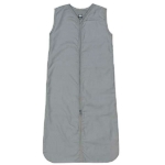 Een heerlijke slaapzak in de kleur grijs uit de collectie van Briljant Baby. Deze slaapzak is gemaakt van katoen en uitermate geschikt voor de warme dagen of in combinatie met een lakentje of deken.