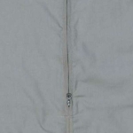 Een heerlijke slaapzak in de kleur grijs uit de collectie van Briljant Baby. Deze slaapzak is gemaakt van katoen en uitermate geschikt voor de warme dagen of in combinatie met een lakentje of deken.