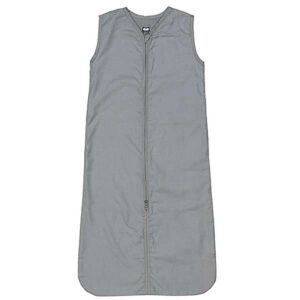 Een heerlijke slaapzak in de kleur grijs uit de collectie van Briljant Baby. Deze slaapzak is gemaakt van katoen en uitermate geschikt voor de warme dagen of in combinatie met een lakentje of deken.