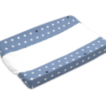 Een mooie aankleedkussenhoes van badstof/stof uit de collectie Crizzz Crozzz van Briljant Baby. Hoes is in de kleuren zilverblauw & wit.