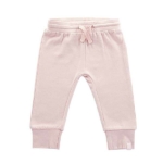 Een leuk effen broekje in de kleur zacht roze uit de collectie Lama Blush Pink van Jollein. Het broekje heeft een elastische band met koordje.