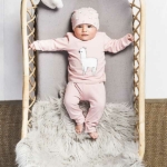 Een leuk effen broekje in de kleur zacht roze uit de collectie Lama Blush Pink van Jollein. Het broekje heeft een elastische band met koordje.