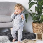 Een leuk effen broekje in grijs velour uit de collectie van Jollein. Heerlijk zacht en uiterst comfortabel voor je kleintje. Broekje heeft een elastische band met koordje.