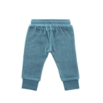 Een leuk effen broekje in blauw velour uit de collectie van Jollein. Heerlijk zacht en uiterst comfortabel voor je kleintje. Het broekje heeft een elastische band met koordje.