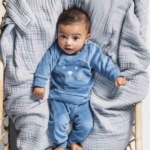 Een leuk effen broekje in blauw velour uit de collectie van Jollein. Heerlijk zacht en uiterst comfortabel voor je kleintje. Het broekje heeft een elastische band met koordje.