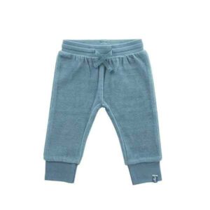 Een leuk effen broekje in blauw velour uit de collectie van Jollein. Heerlijk zacht en uiterst comfortabel voor je kleintje. Het broekje heeft een elastische band met koordje. 