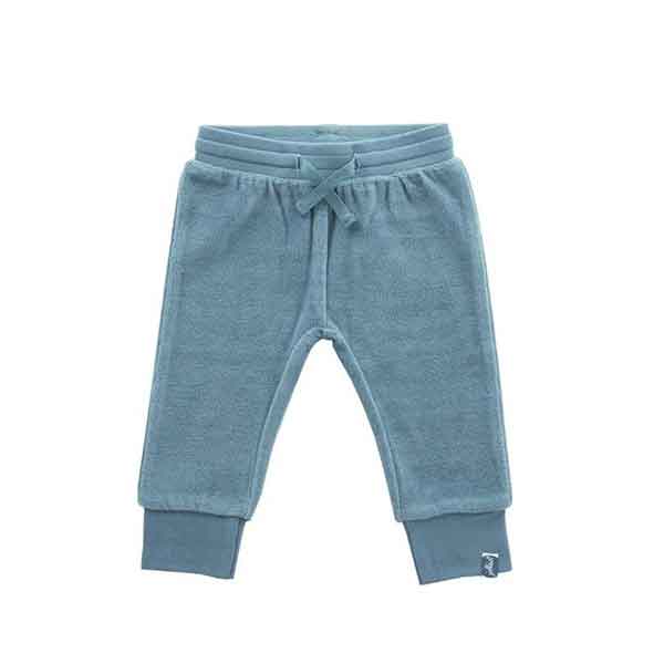 Een leuk effen broekje in blauw velour uit de collectie van Jollein. Heerlijk zacht en uiterst comfortabel voor je kleintje. Het broekje heeft een elastische band met koordje.
