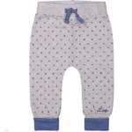 Een leuk grijs broekje met blauwe sterren uit de collectie Stars van Dirkje Babywear. Elastische grijze tailleband met blauw koordje. Boorden pijpjes zijn blauw. 