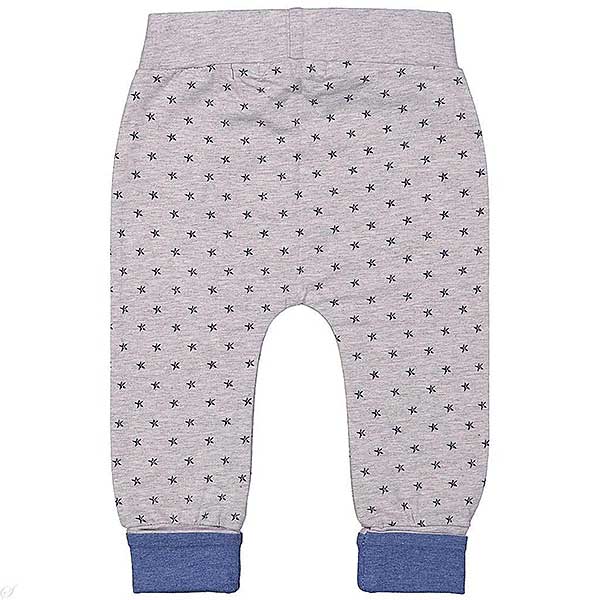 Een leuk grijs broekje met blauwe sterren uit de collectie Stars van Dirkje Babywear. Elastische grijze tailleband met blauw koordje. Boorden pijpjes zijn blauw.
