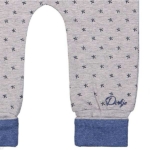 Een leuk grijs broekje met blauwe sterren uit de collectie Stars van Dirkje Babywear. Elastische grijze tailleband met blauw koordje. Boorden pijpjes zijn blauw.