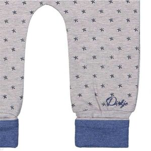 Een leuk grijs broekje met blauwe sterren uit de collectie Stars van Dirkje Babywear. Elastische grijze tailleband met blauw koordje. Boorden pijpjes zijn blauw. 