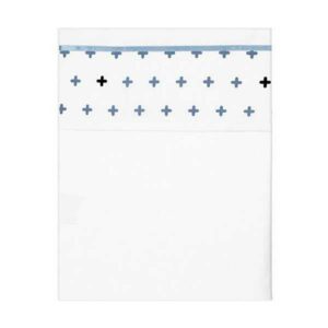 Een leuke wit ledikant lakentje, afgezet met een satijnen bies en een rand met kruisjes in de kleuren zwart en zilverblauw uit de collectie Crizzz Crozzz van Briljant Baby.