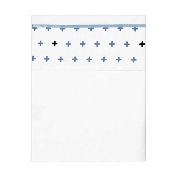 Een leuke wit ledikant lakentje, afgezet met een satijnen bies en een rand met kruisjes in de kleuren zwart en zilverblauw uit de collectie Crizzz Crozzz van Briljant Baby.