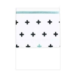 Een leuke wit ledikant lakentje, afgezet met een satijnen bies en een rand met kruisjes in de kleuren zwart en jade uit de collectie Crizzz Crozzz van Briljant Baby. 