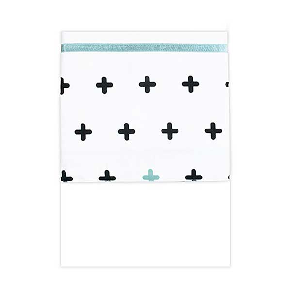Een leuke wit ledikant lakentje, afgezet met een satijnen bies en een rand met kruisjes in de kleuren zwart en jade uit de collectie Crizzz Crozzz van Briljant Baby.
