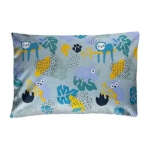 Het dekbedovertrek van Jungle Dusk Pink is dubbelzijdig te gebruiken vanwege de verschillende prints. De ene kant heeft strepen en de andere kant een jungleprint.