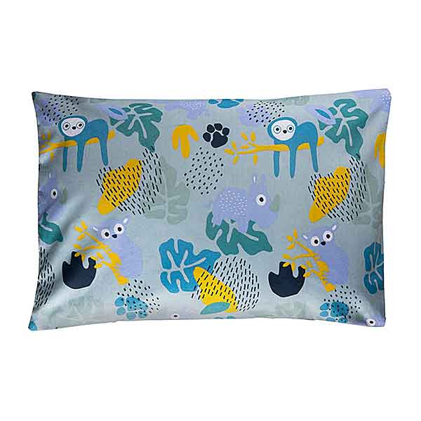 Het dekbedovertrek van Jungle Dusk Pink is dubbelzijdig te gebruiken vanwege de verschillende prints. De ene kant heeft strepen en de andere kant een jungleprint.