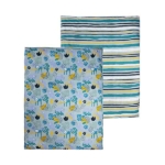 Het dekbedovertrek van Jungle Dusk Pink is dubbelzijdig te gebruiken vanwege de verschillende prints. De ene kant heeft strepen en de andere kant een jungleprint.