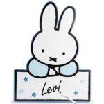 Dit leuke blauwe bord van Nijntje kan neergezet worden voor het raam maar kan ook aan de deur opgehangen worden. Op het bord is een vlak waarop je de naam van je kindje kan zetten.