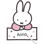 Dit schattige Nijntje-deurbord is perfect om voor het raam te zetten of aan de deur te hangen. Het bord heeft een speciaal vlak waarop je de naam van je kindje kunt schrijven, waardoor het een persoonlijk en uniek accent toevoegt aan de kamer.