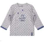 Een leuk grijs overslagshirtje met lange mouwen van het merk Dirkje. Het shirtje heeft een sterrenbedrukking in het blauw en de tekst: 'My handsome one'. Boorden van de mouwen zijn afgezet met een blauwe bies.