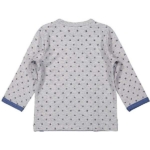 Een leuk grijs overslagshirtje met lange mouwen van het merk Dirkje. Het shirtje heeft een sterrenbedrukking in het blauw en de tekst: 'My handsome one'. Boorden van de mouwen zijn afgezet met een blauwe bies.