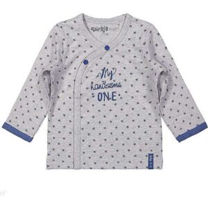 Een leuk grijs overslagshirtje met lange mouwen van het merk Dirkje. Het shirtje heeft een sterrenbedrukking in het blauw en de tekst: 'My handsome one'. Boorden van de mouwen zijn afgezet met een blauwe bies.
