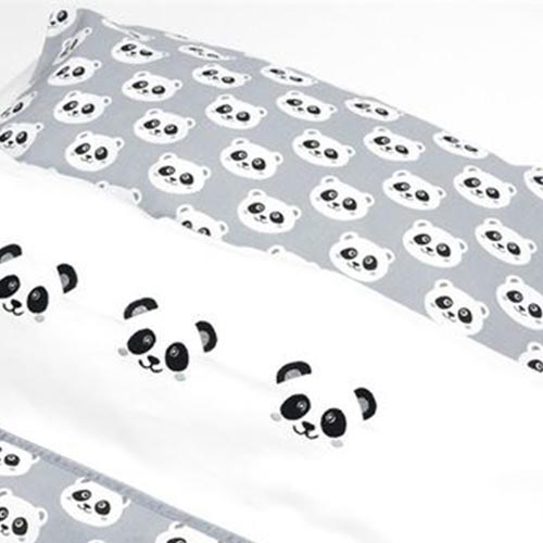 Dekbedovertrek Panda Dreams heeft lieve pandabeertjes geprint op het overtrek. De pandabeertjes op het witte vlak zijn geborduurd met daaronder een satijnen bies.