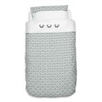 Dekbedovertrek Panda Dreams heeft lieve pandabeertjes geprint op het overtrek. De pandabeertjes op het witte vlak zijn geborduurd met daaronder een satijnen bies.