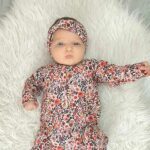 Dit mooie boxpakje Fleurs White komt uit de collectie van Little Adventures en heeft een hele mooie fijne bloemenprint gemaakt van biologisch katoen.