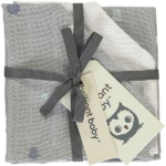 De hydrofiele monddoekjes Sunny Grijs van het merk Briljant Baby zijn erg zacht. Set bestaat uit 2 verschillende soorten monddoekjes: 2x grijs met witte/grijze stippen, 1x wit met grijze stippen.