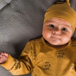 Mooi boxpakje in de kleur mostergeel met een leuke quote 'I have a wild side' in het zwart uit de Wild Animal kledingcollectie van Jollein.