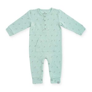 Mooi boxpakje in de kleur groen met rustige grijze print van boompjes uit de Forest kledingcollectie van Jollein.