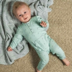 Mooi boxpakje in de kleur groen met rustige grijze print van grijze boompjes uit de Forest kledingcollectie van Jollein.