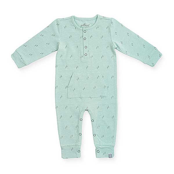 Mooi boxpakje in de kleur groen met rustige grijze print van boompjes uit de Forest kledingcollectie van Jollein.