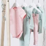 Een leuk broekje in een zachtgroene kleur met een lieve print van V-tekentjes in de kleur wit uit de collectie Hearts Soft Green van Jollein