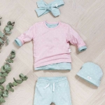 Leuk effen zachtroze shirtje met lange mouw uit de collectie Hearts Soft Pink van Jollein. Het shirtje heeft een 'hartjes' bedrukking in de vorm van witte V-tjes. Gemaakt van biologisch katoen