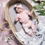 Een leuk broekje met een fijne stippenprint uit de collectie Mini Dots Blush Pink van Jollein. Het broekje heeft een elastische band met een koordje.