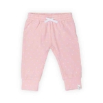 Een leuk broekje in een zachtroze kleur met een lieve print van V-tekentjes in de kleur wit uit de collectie Hearts Soft Pink van Jollein.